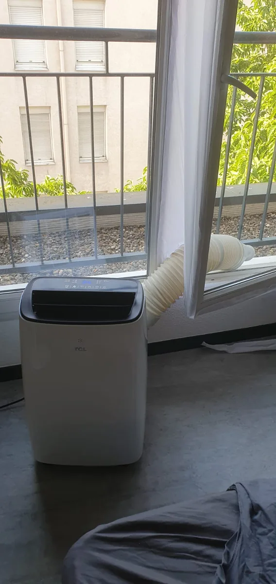 Climatiseur mobile installé dans une chambre étudiante à Villeurbanne