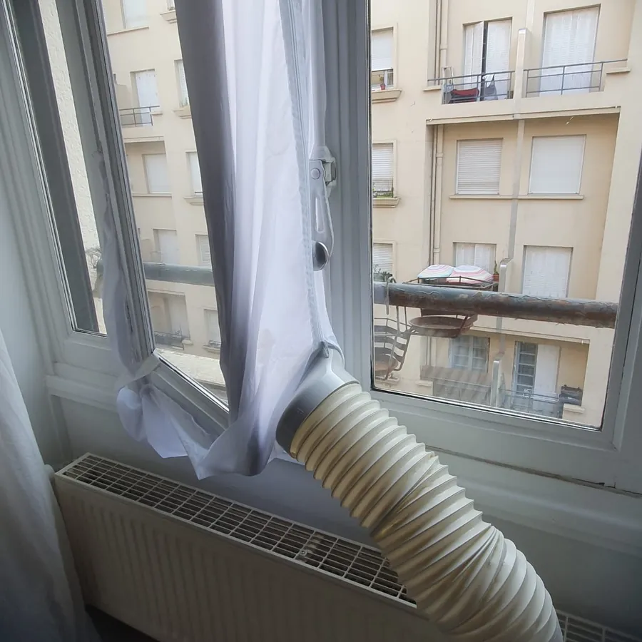 Gaine d'évacuation d'un climatiseur mobile raccordée à la fenêtre avec kit de calfeutrage